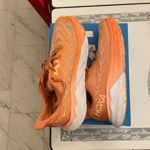 Women’s Arahi 6 Hoka Running Shoes